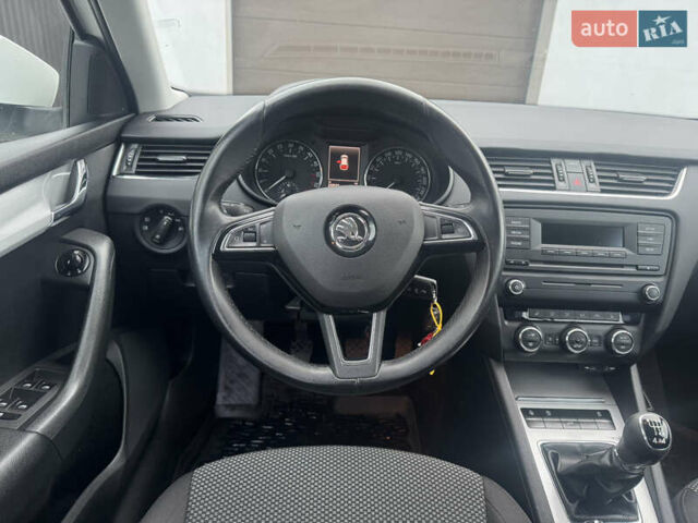 Белый Шкода Октавия, объемом двигателя 1.6 л и пробегом 230 тыс. км за 10500 $, фото 28 на Automoto.ua