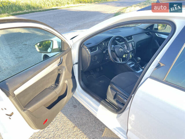 Белый Шкода Октавия, объемом двигателя 1.97 л и пробегом 303 тыс. км за 13500 $, фото 36 на Automoto.ua