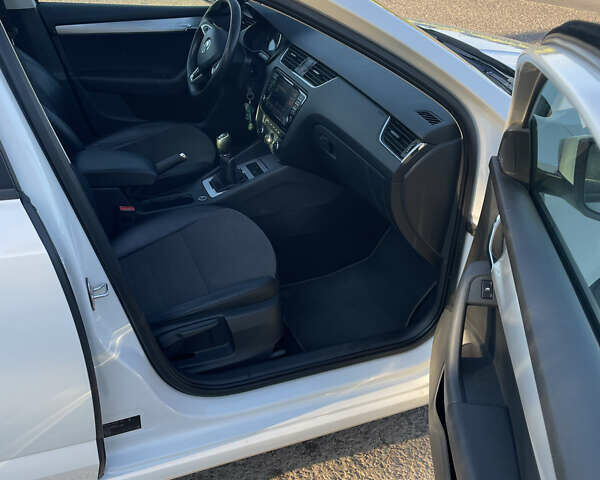 Белый Шкода Октавия, объемом двигателя 1.97 л и пробегом 303 тыс. км за 13500 $, фото 34 на Automoto.ua