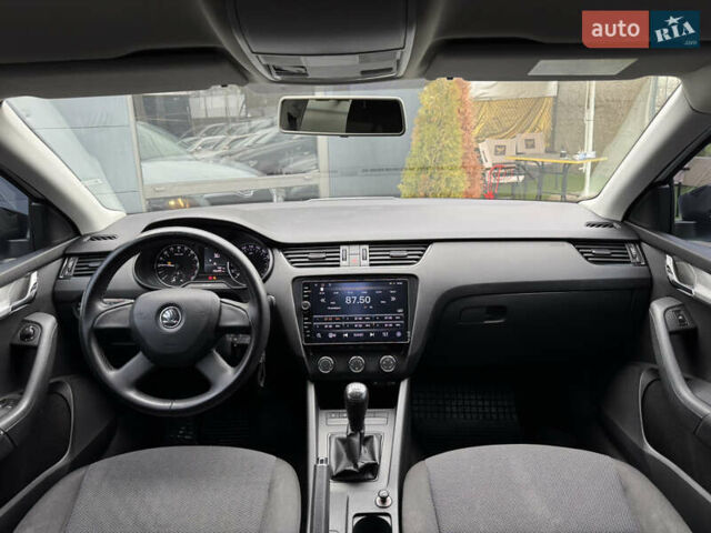 Белый Шкода Октавия, объемом двигателя 1.6 л и пробегом 206 тыс. км за 8900 $, фото 5 на Automoto.ua