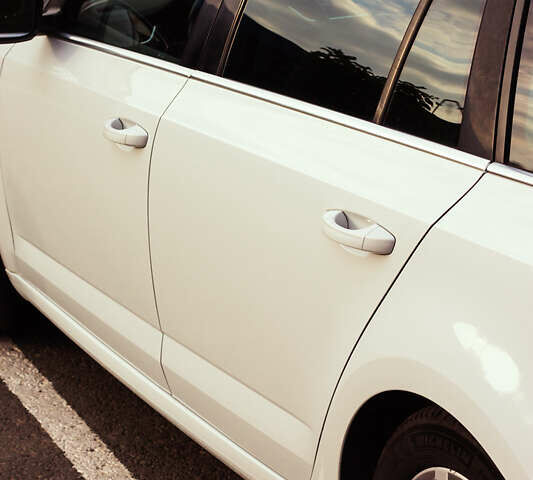 Білий Шкода Октавія, об'ємом двигуна 1.6 л та пробігом 295 тис. км за 12500 $, фото 11 на Automoto.ua