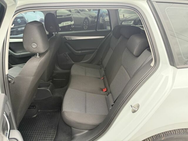 Белый Шкода Октавия, объемом двигателя 1.6 л и пробегом 206 тыс. км за 9500 $, фото 4 на Automoto.ua