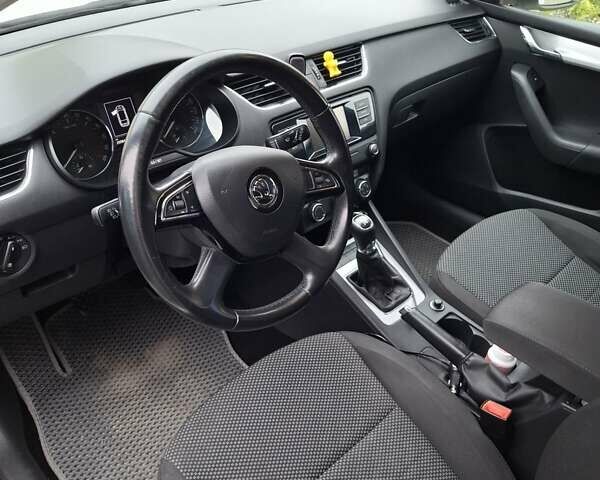 Білий Шкода Октавія, об'ємом двигуна 1.6 л та пробігом 256 тис. км за 11000 $, фото 6 на Automoto.ua