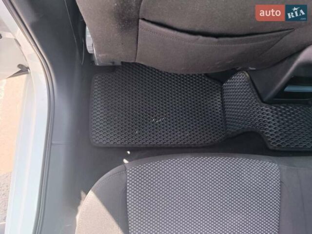 Білий Шкода Октавія, об'ємом двигуна 1.6 л та пробігом 297 тис. км за 10499 $, фото 33 на Automoto.ua