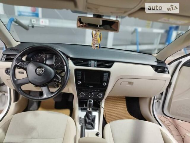 Шкода Октавія 2014 у Одесі на Automoto.ua Білий Шкода Октавія, об'ємом двигуна 2 л та пробігом 280 тис. км за 10500 $, фото 5 на Automoto.ua