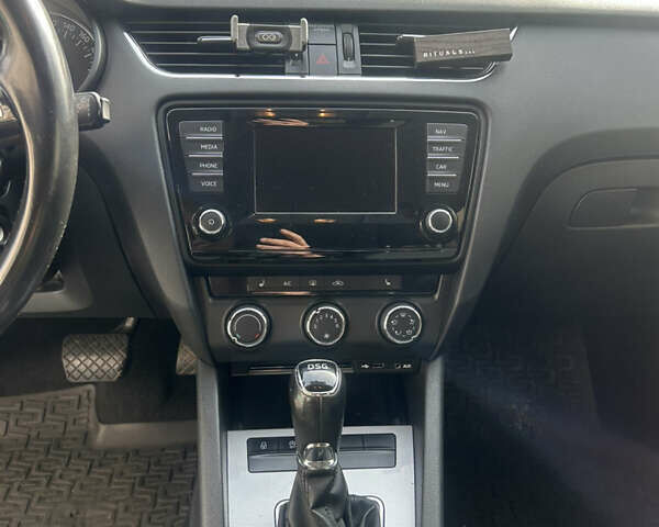 Білий Шкода Октавія, об'ємом двигуна 1.6 л та пробігом 207 тис. км за 10500 $, фото 11 на Automoto.ua