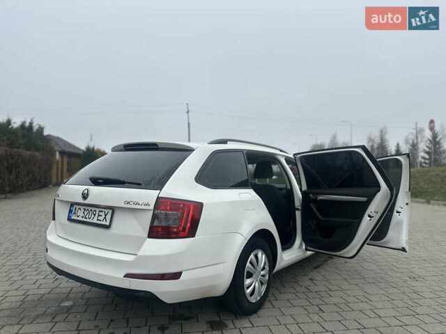 Білий Шкода Октавія, об'ємом двигуна 1.6 л та пробігом 284 тис. км за 8600 $, фото 25 на Automoto.ua