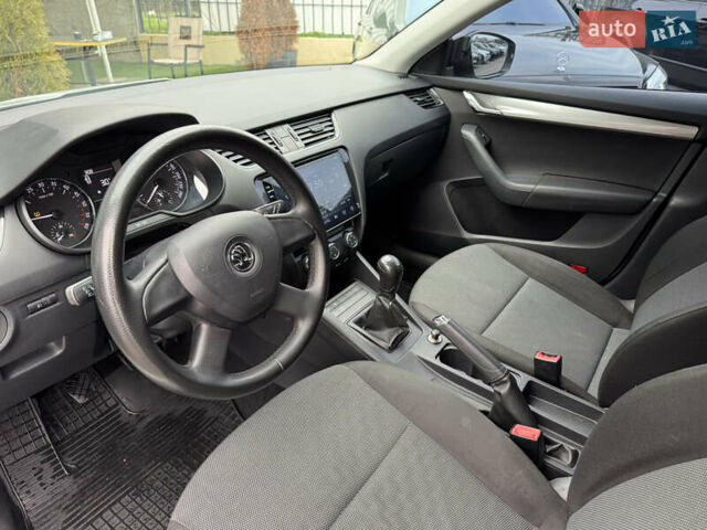 Белый Шкода Октавия, объемом двигателя 1.6 л и пробегом 206 тыс. км за 8900 $, фото 7 на Automoto.ua