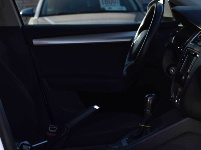 Шкода Октавия 2014 в Кривом Роге на Automoto.ua Белый Шкода Октавия, объемом двигателя 1.6 л и пробегом 304 тыс. км за 8999 $, фото 10 на Automoto.ua