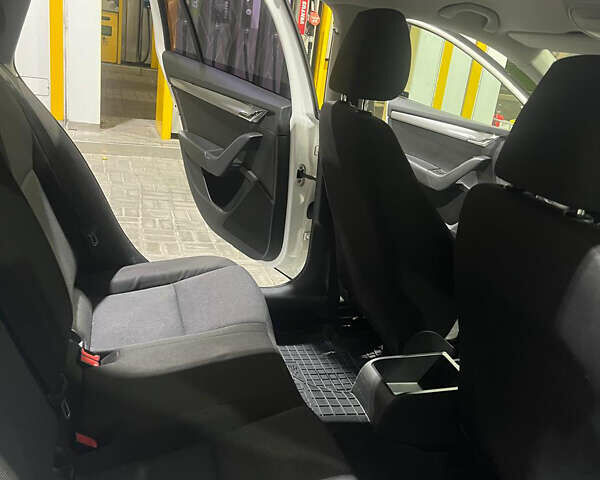 Шкода Октавия 2014 в Киеве на Automoto.ua Белый Шкода Октавия, объемом двигателя 1.6 л и пробегом 315 тыс. км за 10000 $, фото 8 на Automoto.ua