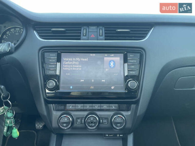 Белый Шкода Октавия, объемом двигателя 1.97 л и пробегом 303 тыс. км за 13500 $, фото 29 на Automoto.ua