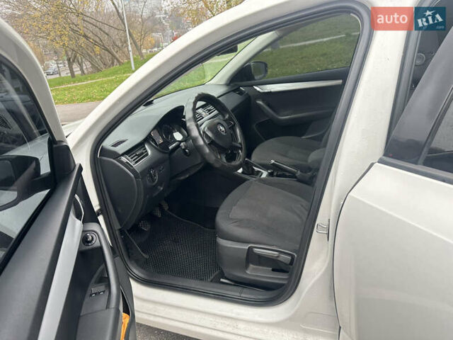 Белый Шкода Октавия, объемом двигателя 1.6 л и пробегом 232 тыс. км за 8800 $, фото 6 на Automoto.ua
