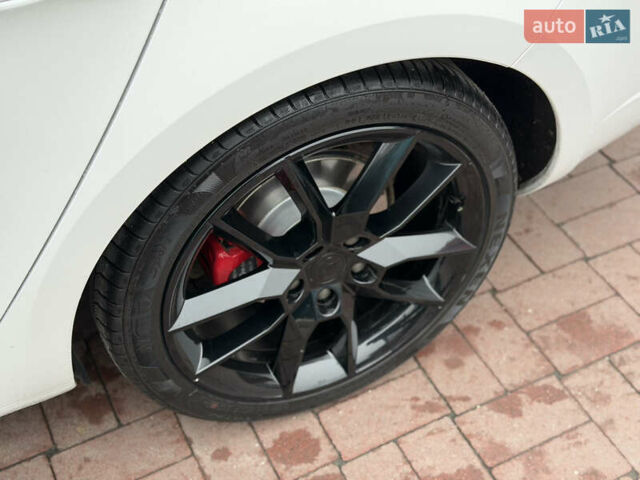 Белый Шкода Октавия, объемом двигателя 2 л и пробегом 230 тыс. км за 15300 $, фото 10 на Automoto.ua