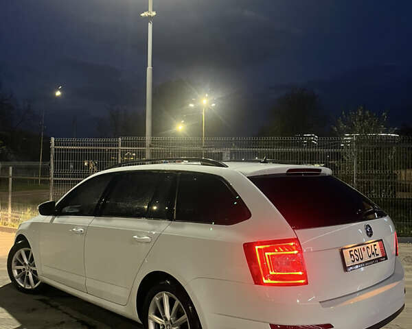 Білий Шкода Октавія, об'ємом двигуна 1.6 л та пробігом 172 тис. км за 9400 $, фото 1 на Automoto.ua