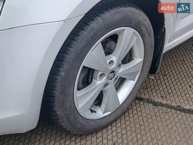 Білий Шкода Октавія, об'ємом двигуна 2 л та пробігом 328 тис. км за 8990 $, фото 6 на Automoto.ua