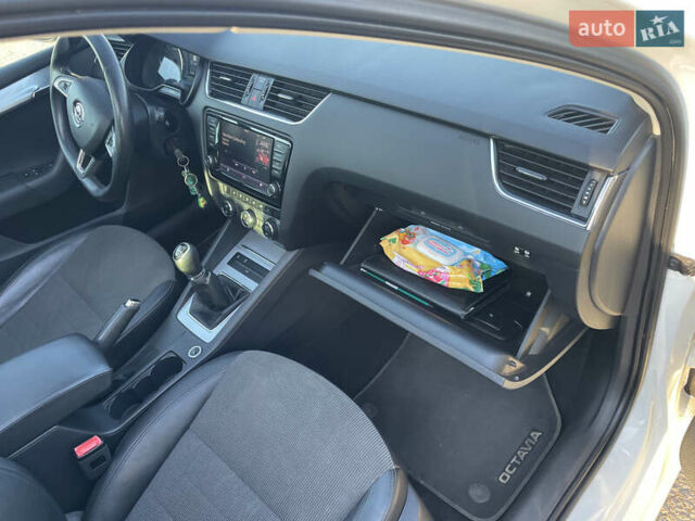 Белый Шкода Октавия, объемом двигателя 1.97 л и пробегом 303 тыс. км за 13500 $, фото 35 на Automoto.ua