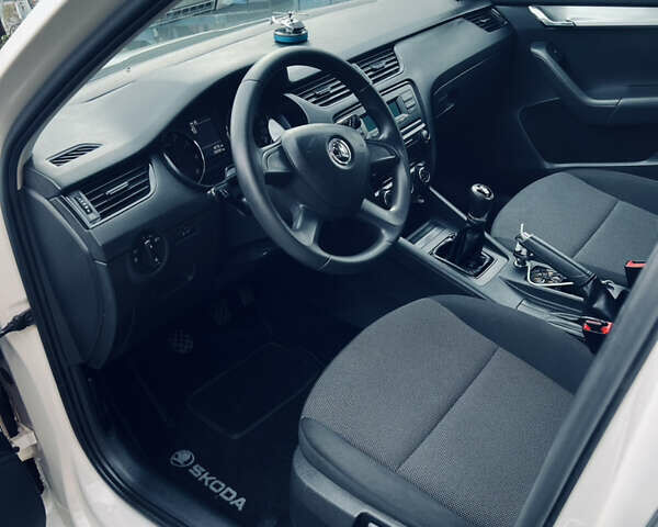 Белый Шкода Октавия, объемом двигателя 1.2 л и пробегом 23 тыс. км за 8900 $, фото 8 на Automoto.ua