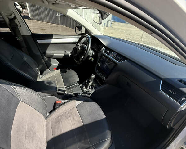 Белый Шкода Октавия, объемом двигателя 1.97 л и пробегом 235 тыс. км за 11900 $, фото 16 на Automoto.ua