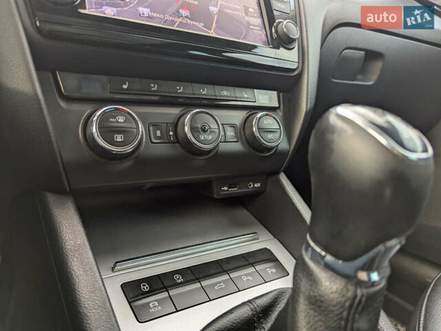 Белый Шкода Октавия, объемом двигателя 1.6 л и пробегом 338 тыс. км за 10399 $, фото 56 на Automoto.ua