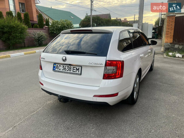 Белый Шкода Октавия, объемом двигателя 1.6 л и пробегом 240 тыс. км за 10300 $, фото 51 на Automoto.ua