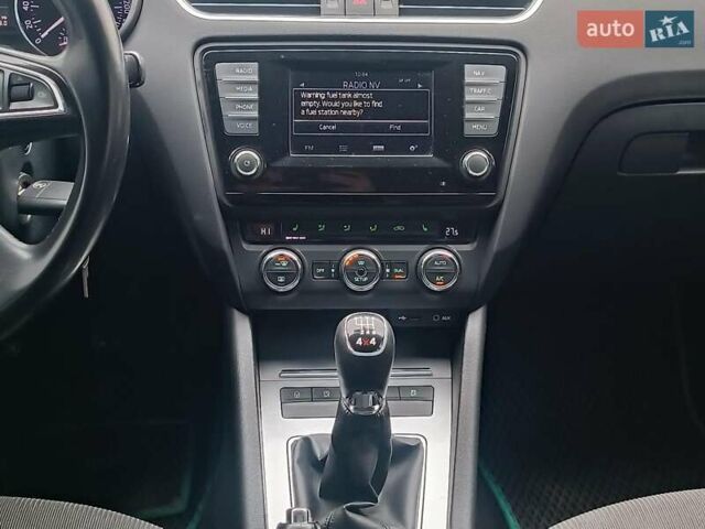 Білий Шкода Октавія, об'ємом двигуна 2 л та пробігом 328 тис. км за 8990 $, фото 26 на Automoto.ua