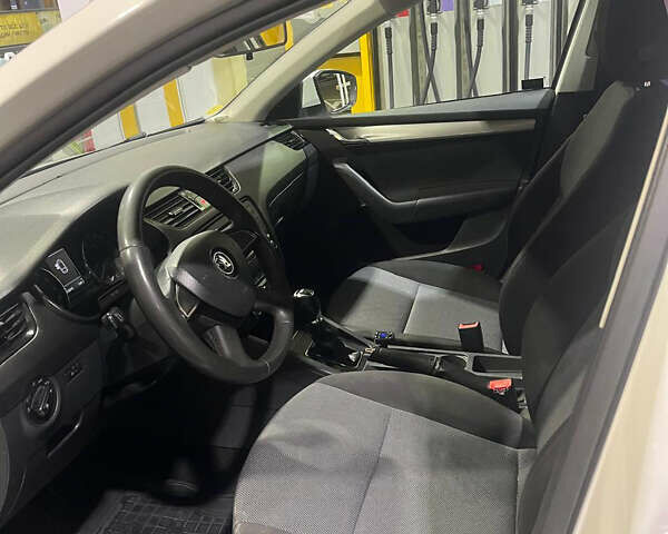 Шкода Октавия 2014 в Киеве на Automoto.ua Белый Шкода Октавия, объемом двигателя 1.6 л и пробегом 315 тыс. км за 10000 $, фото 7 на Automoto.ua