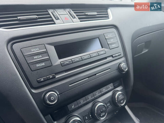 Белый Шкода Октавия, объемом двигателя 1.6 л и пробегом 230 тыс. км за 10500 $, фото 21 на Automoto.ua