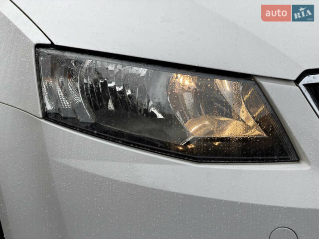 Білий Шкода Октавія, об'ємом двигуна 1.6 л та пробігом 204 тис. км за 11299 $, фото 15 на Automoto.ua