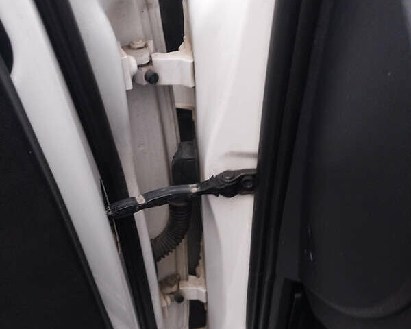 Белый Шкода Октавия, объемом двигателя 1.6 л и пробегом 340 тыс. км за 9500 $, фото 13 на Automoto.ua