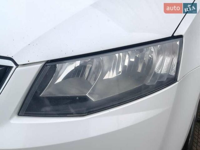 Білий Шкода Октавія, об'ємом двигуна 2 л та пробігом 328 тис. км за 8990 $, фото 1 на Automoto.ua