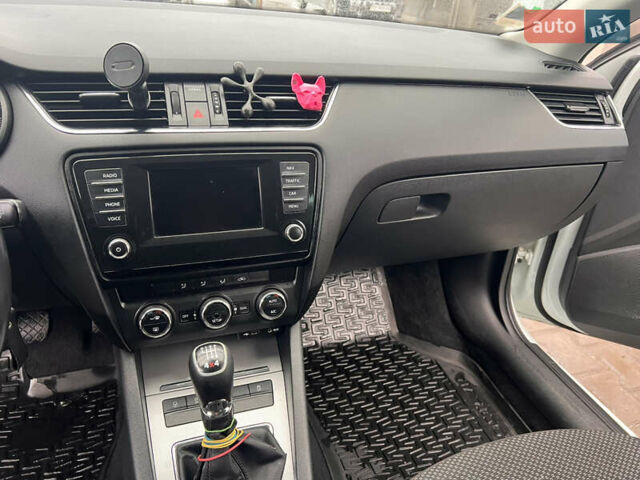 Белый Шкода Октавия, объемом двигателя 1.97 л и пробегом 285 тыс. км за 9500 $, фото 2 на Automoto.ua