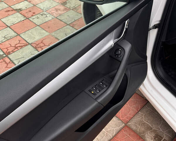 Білий Шкода Октавія, об'ємом двигуна 1.6 л та пробігом 274 тис. км за 11000 $, фото 17 на Automoto.ua