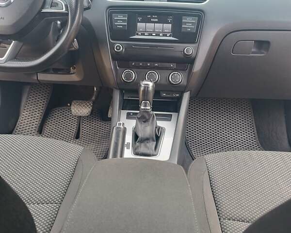 Білий Шкода Октавія, об'ємом двигуна 1.6 л та пробігом 255 тис. км за 9500 $, фото 12 на Automoto.ua