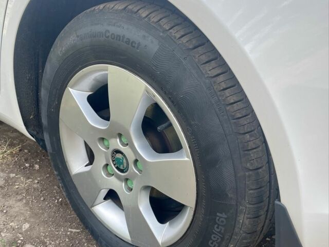 Білий Шкода Октавія, об'ємом двигуна 1.6 л та пробігом 180 тис. км за 10000 $, фото 7 на Automoto.ua