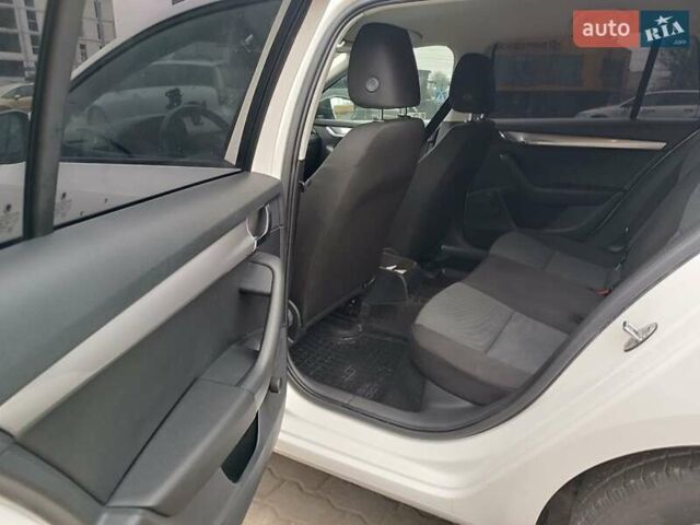 Белый Шкода Октавия, объемом двигателя 1.2 л и пробегом 175 тыс. км за 9000 $, фото 10 на Automoto.ua
