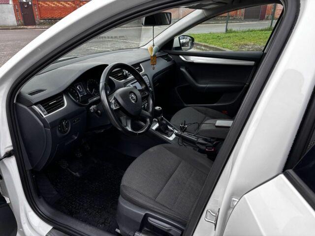 Білий Шкода Октавія, об'ємом двигуна 1.6 л та пробігом 285 тис. км за 244 $, фото 1 на Automoto.ua