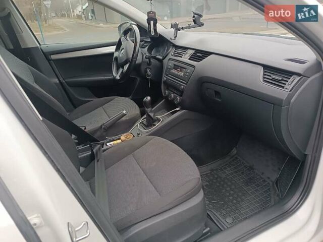 Белый Шкода Октавия, объемом двигателя 1.2 л и пробегом 175 тыс. км за 9000 $, фото 5 на Automoto.ua