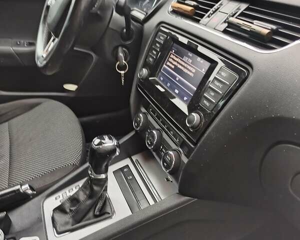 Білий Шкода Октавія, об'ємом двигуна 1.6 л та пробігом 350 тис. км за 8999 $, фото 9 на Automoto.ua