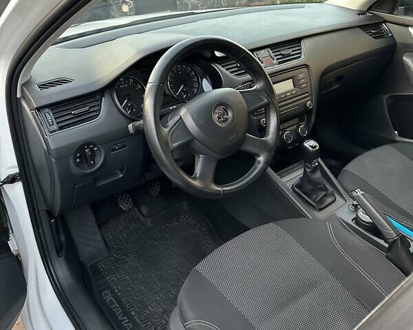 Білий Шкода Октавія, об'ємом двигуна 1.2 л та пробігом 149 тис. км за 8300 $, фото 4 на Automoto.ua