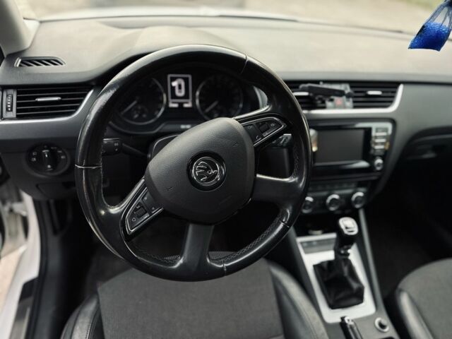 Белый Шкода Октавия, объемом двигателя 1.6 л и пробегом 270 тыс. км за 9999 $, фото 10 на Automoto.ua