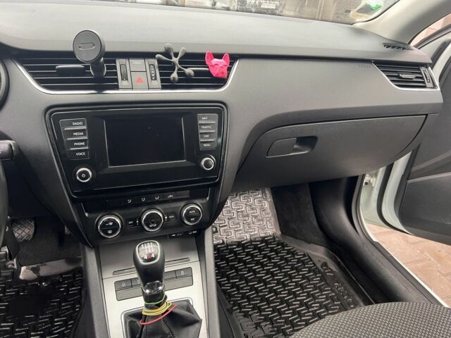 Белый Шкода Октавия, объемом двигателя 2 л и пробегом 285 тыс. км за 9500 $, фото 3 на Automoto.ua