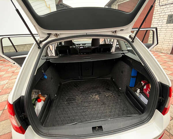 Білий Шкода Октавія, об'ємом двигуна 1.6 л та пробігом 274 тис. км за 11000 $, фото 6 на Automoto.ua