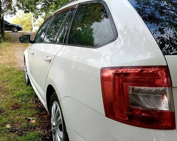 Білий Шкода Октавія, об'ємом двигуна 1.6 л та пробігом 249 тис. км за 11250 $, фото 2 на Automoto.ua