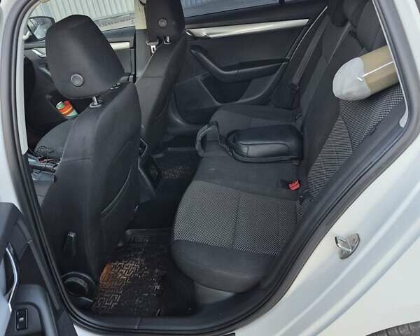 Шкода Октавія 2014 у Івано-Франківську на Automoto.ua Білий Шкода Октавія, об'ємом двигуна 1.6 л та пробігом 300 тис. км за 11250 $, фото 11 на Automoto.ua
