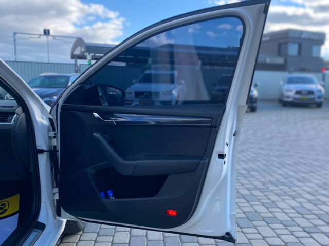 Белый Шкода Октавия, объемом двигателя 2 л и пробегом 312 тыс. км за 13700 $, фото 19 на Automoto.ua