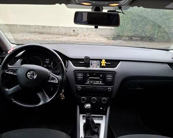 Білий Шкода Октавія, об'ємом двигуна 1.6 л та пробігом 256 тис. км за 11000 $, фото 5 на Automoto.ua