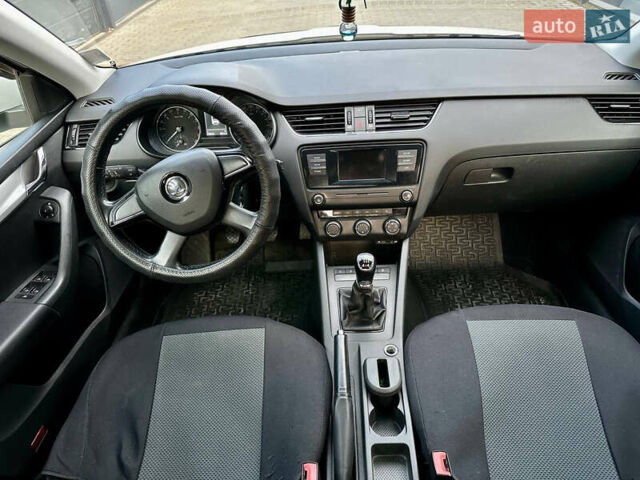 Білий Шкода Октавія, об'ємом двигуна 1.6 л та пробігом 230 тис. км за 9300 $, фото 13 на Automoto.ua