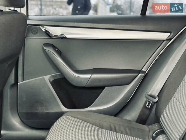 Белый Шкода Октавия, объемом двигателя 1.2 л и пробегом 260 тыс. км за 8499 $, фото 25 на Automoto.ua