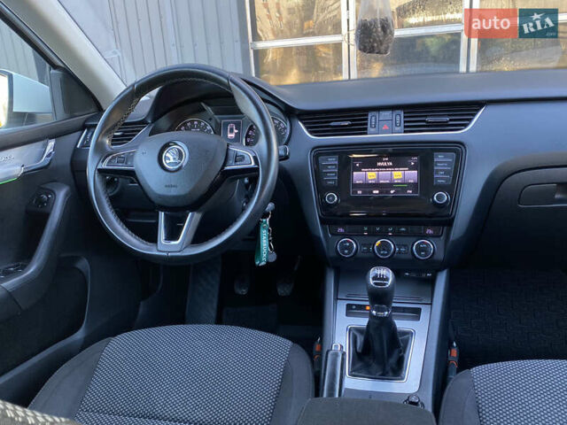 Белый Шкода Октавия, объемом двигателя 1.6 л и пробегом 236 тыс. км за 9799 $, фото 4 на Automoto.ua