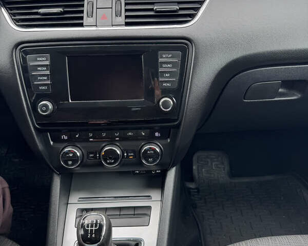 Белый Шкода Октавия, объемом двигателя 0 л и пробегом 238 тыс. км за 9950 $, фото 4 на Automoto.ua